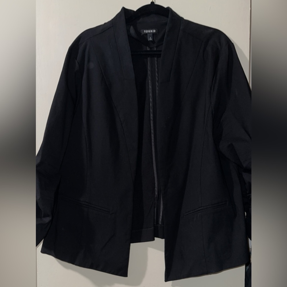 Rushed sleeve blazer